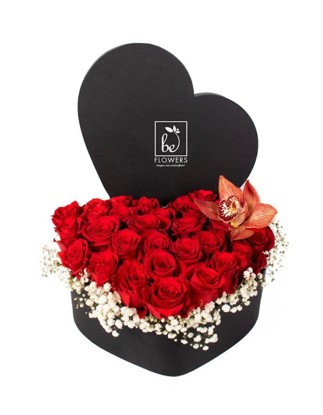 CORAZÓN MÁGICO, arreglo floral con rosas y orquídeas