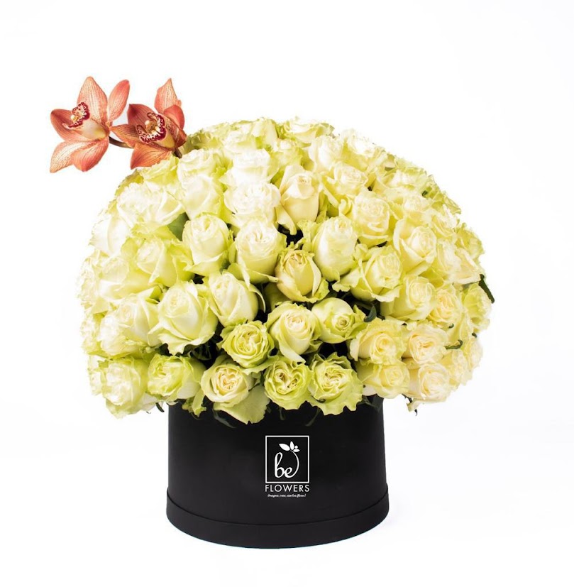 MOONLIGHT, caja con 100 rosas y orquídeas