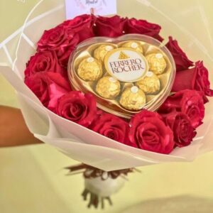 TE AMO BOUQUET RAMO DE ROSAS CON CORAZÓN FERRERO